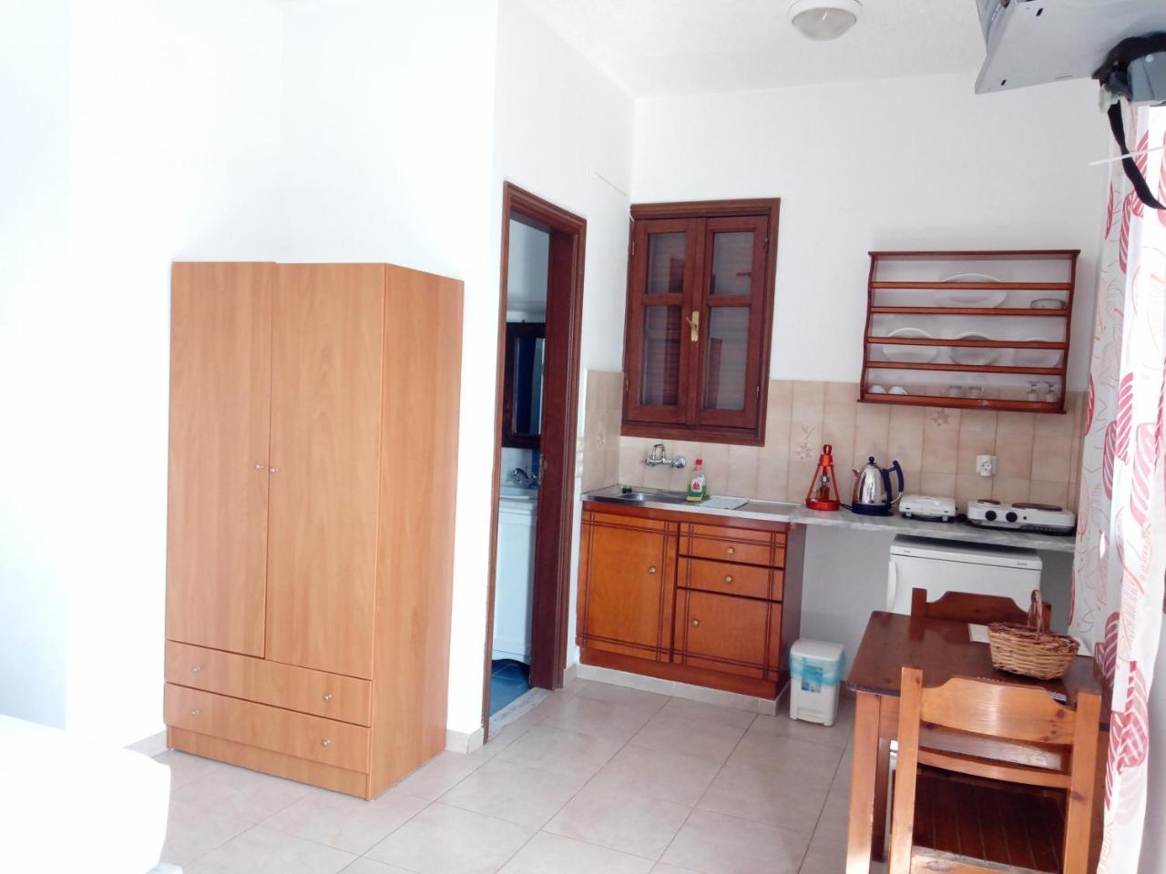 Andreas Studios Pefki  Luaran gambar